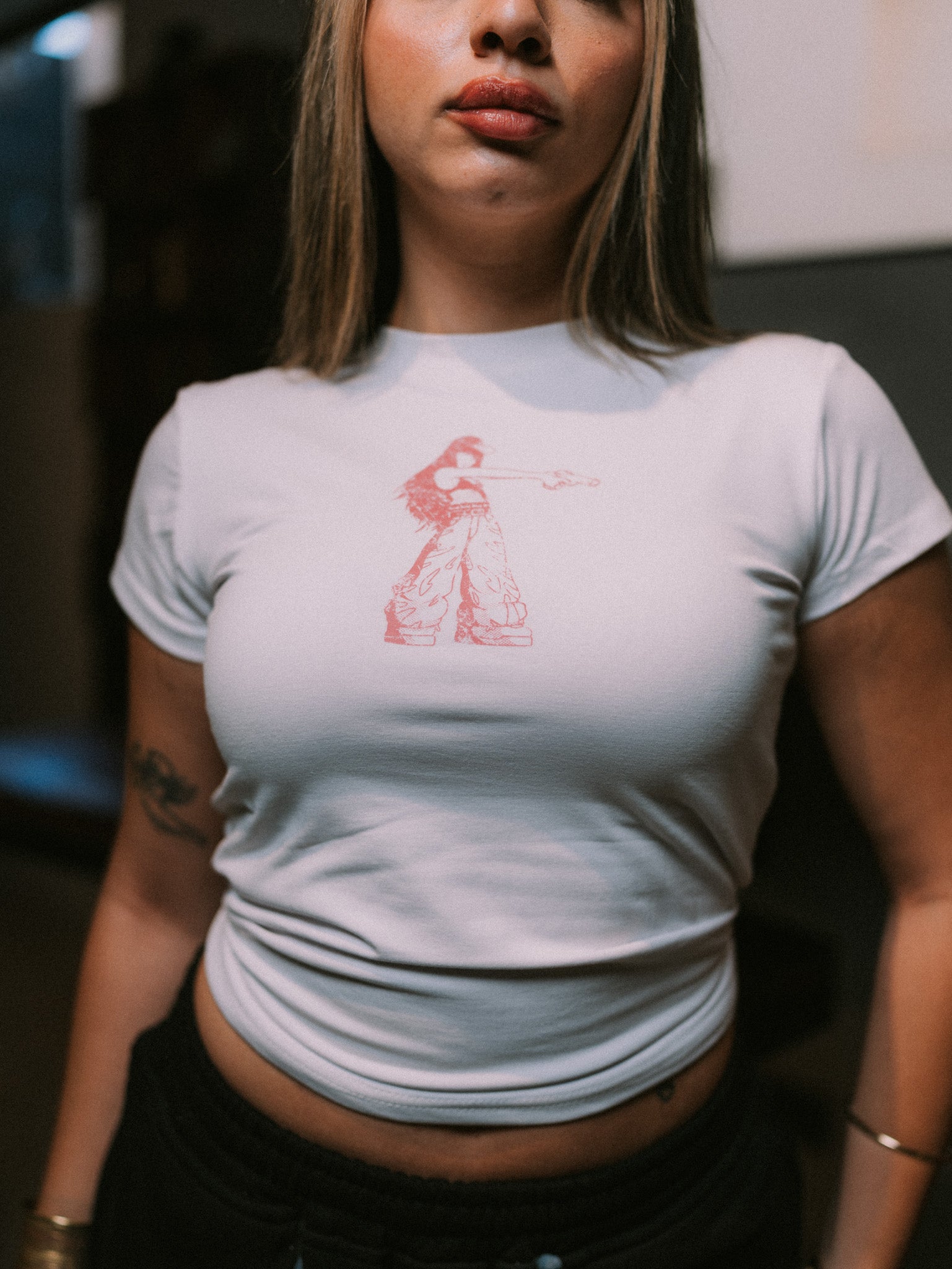 BABE TEE GIRL SHOOTING WHITE