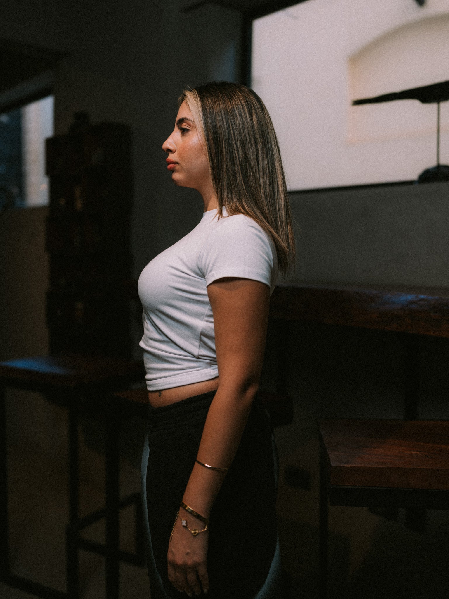 BABE TEE GIRL SHOOTING WHITE