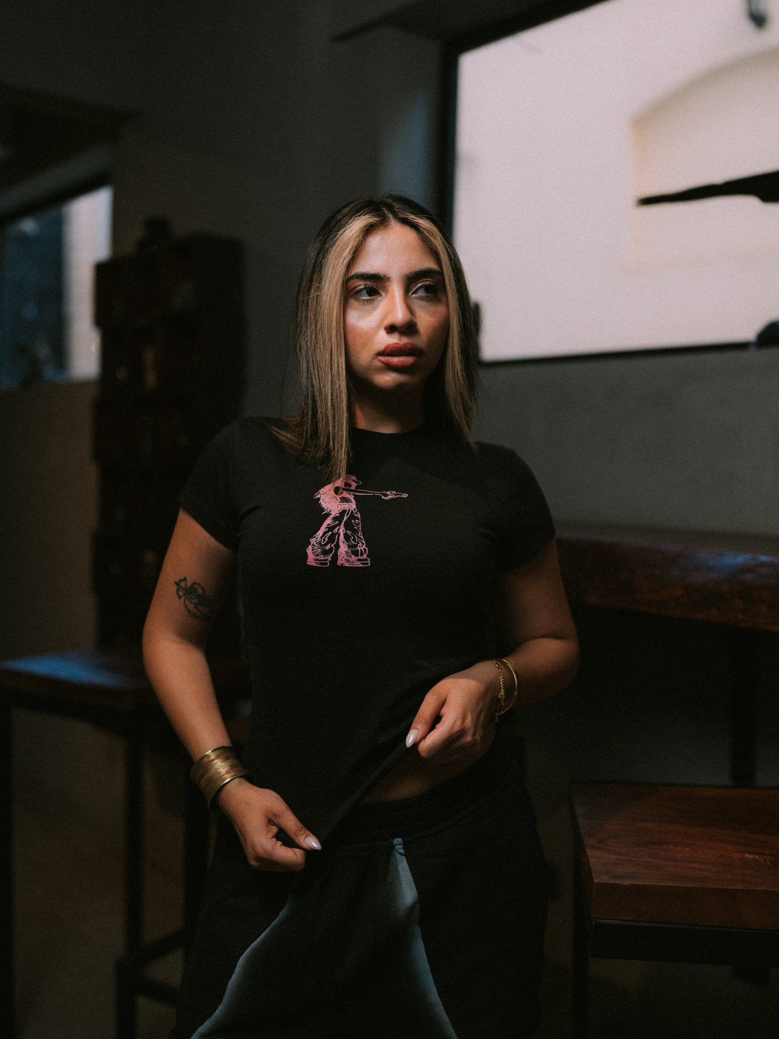 BABE TEE GIRL SHOOTING BLACK