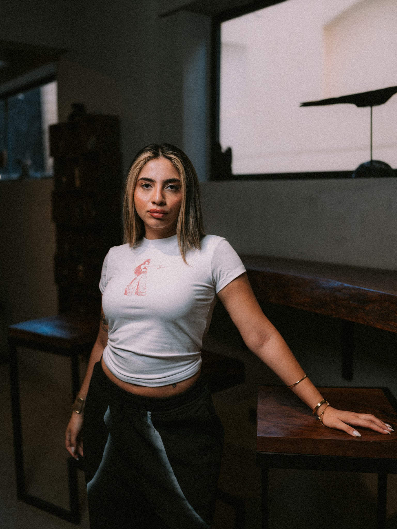 BABE TEE GIRL SHOOTING WHITE