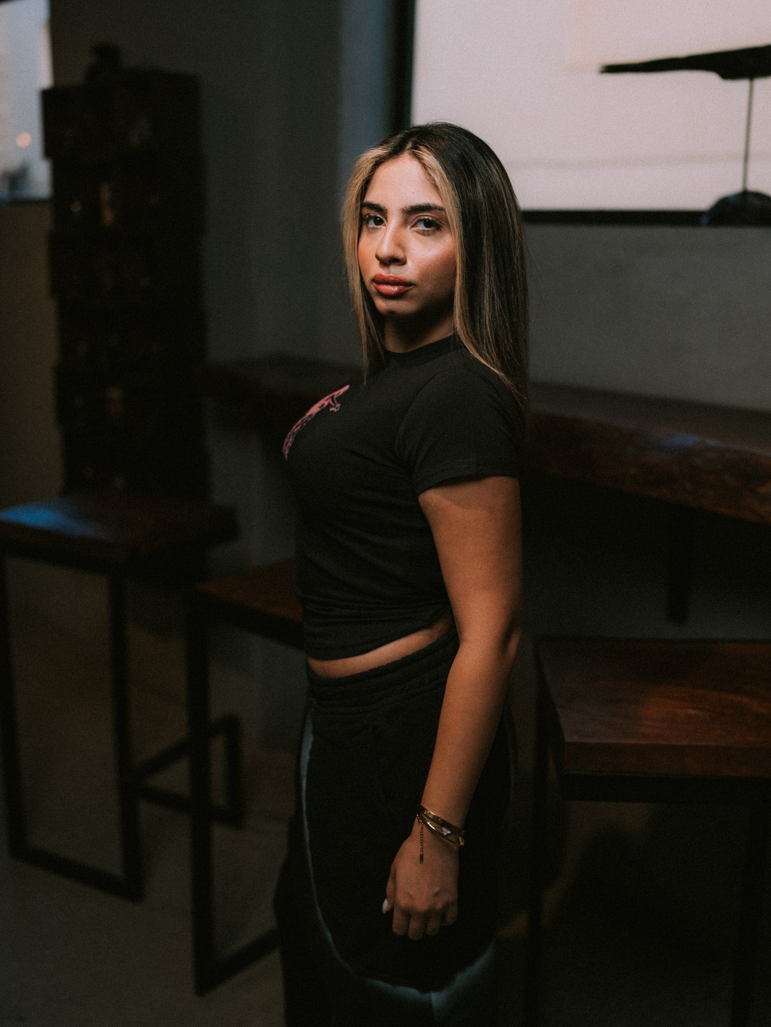 BABE TEE GIRL SHOOTING BLACK