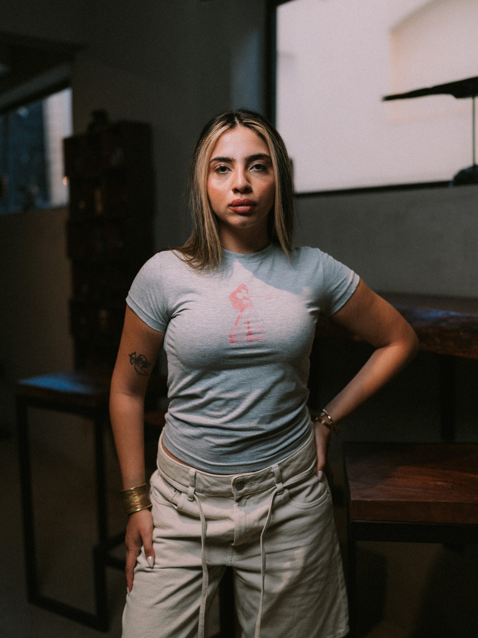 BABE TEE GIRL SHOOTING GRAY